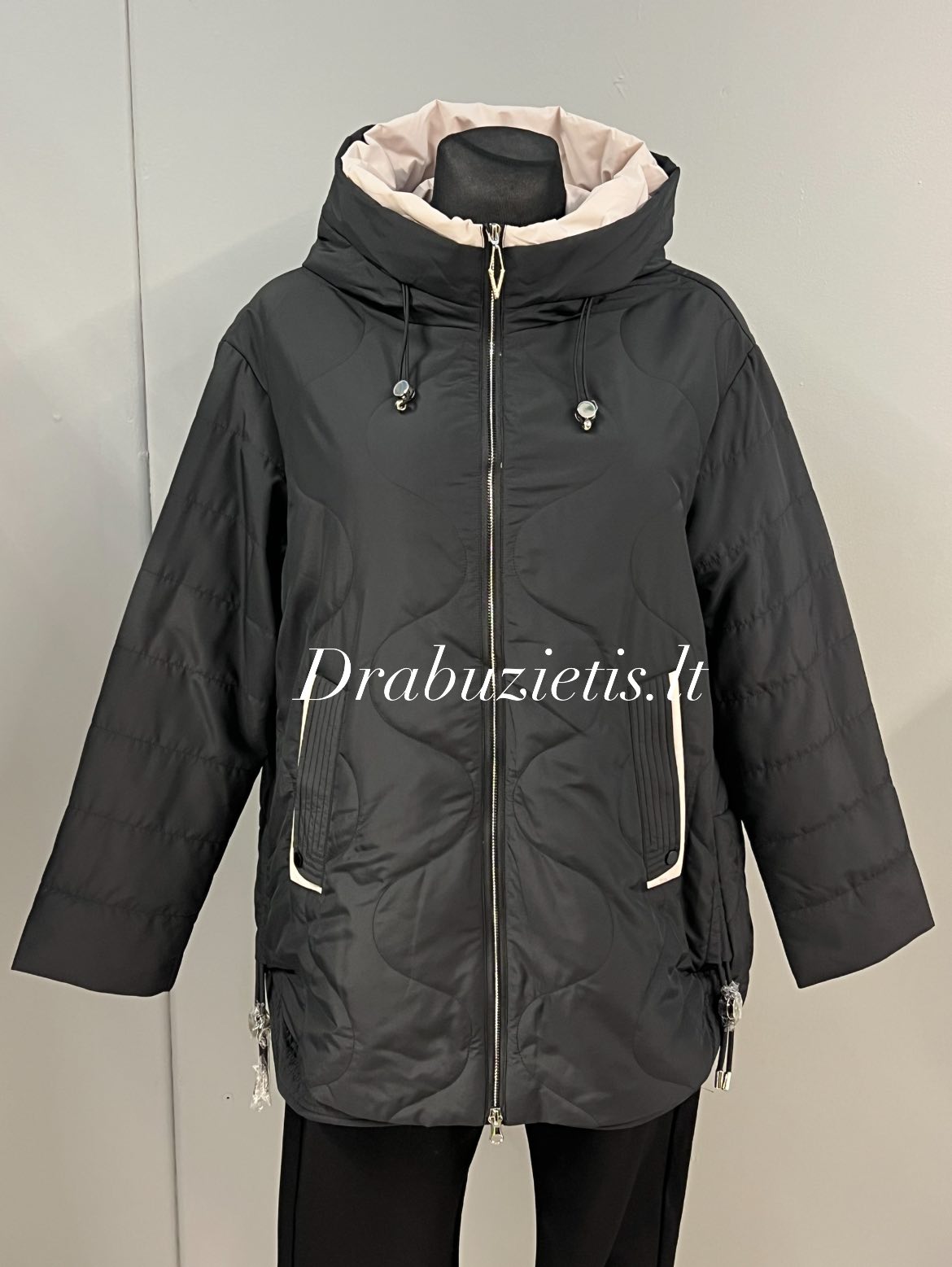 Juoda striukė 48,50