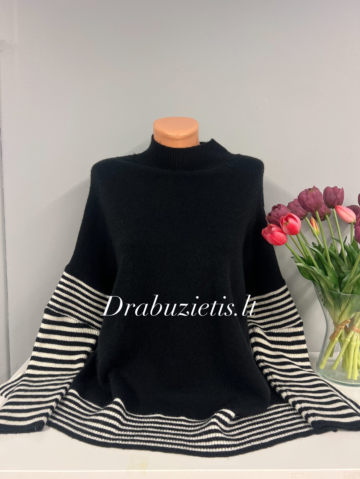 Juodas kimono megztinis krūtinei iki 140cm.