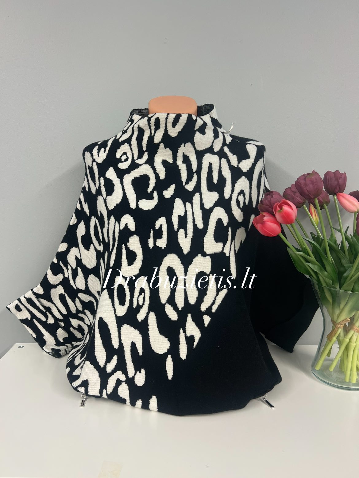 Juodas margas kimono megztinis krūtinei iki 120cm