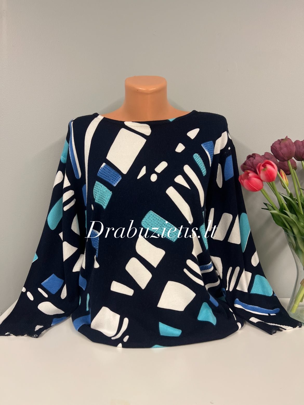 Margas megztinis krūtinei iki 114cm.