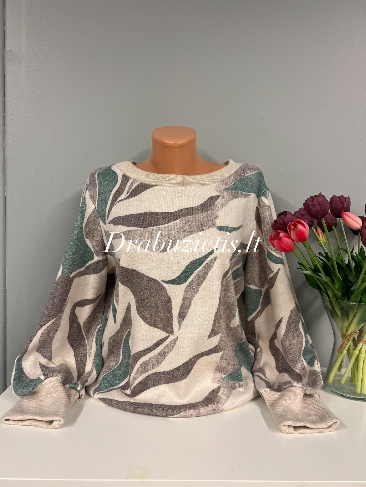 Margas megztinis S/M, krūtinei iki 110cm.