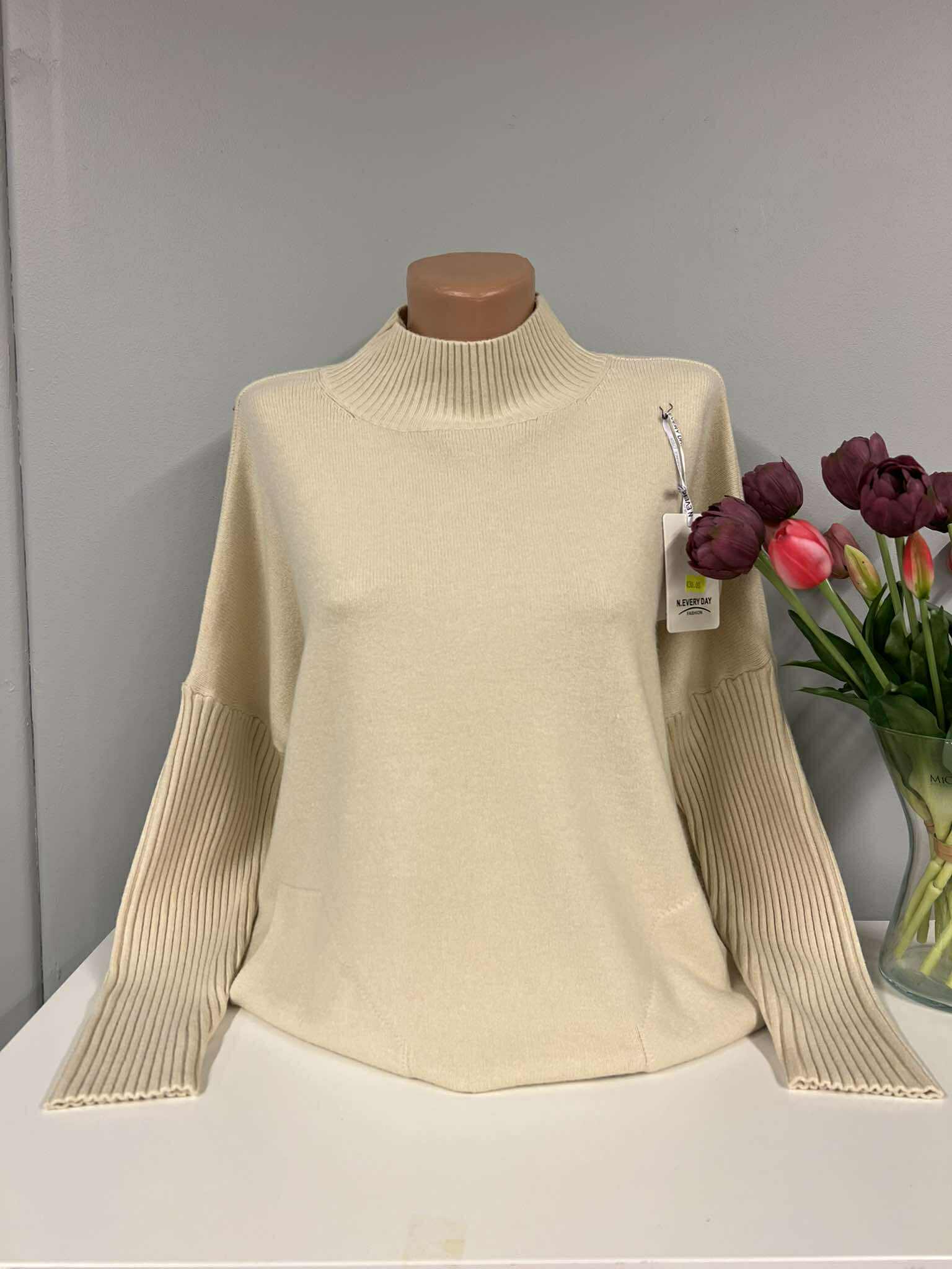 Kreminės spalvos megztinis L/XL krūtinei iki 140cm