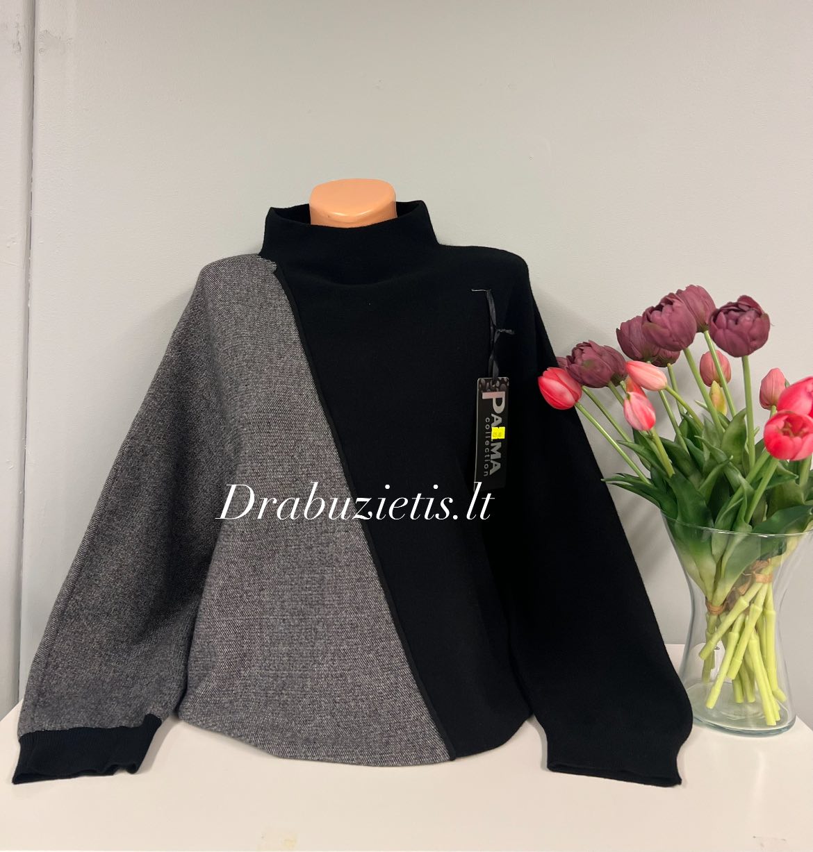 Dvispalvis megztinis L/XL krūtinei iki 140cm, XL/2XL iki 144cm.