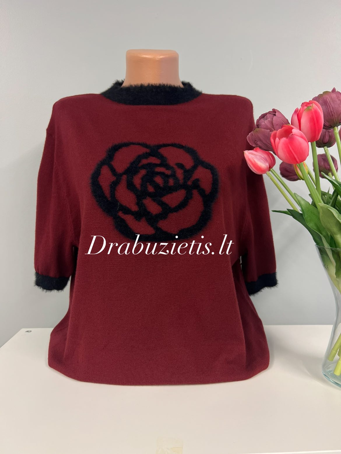 Vyšininės spalvos megztinis