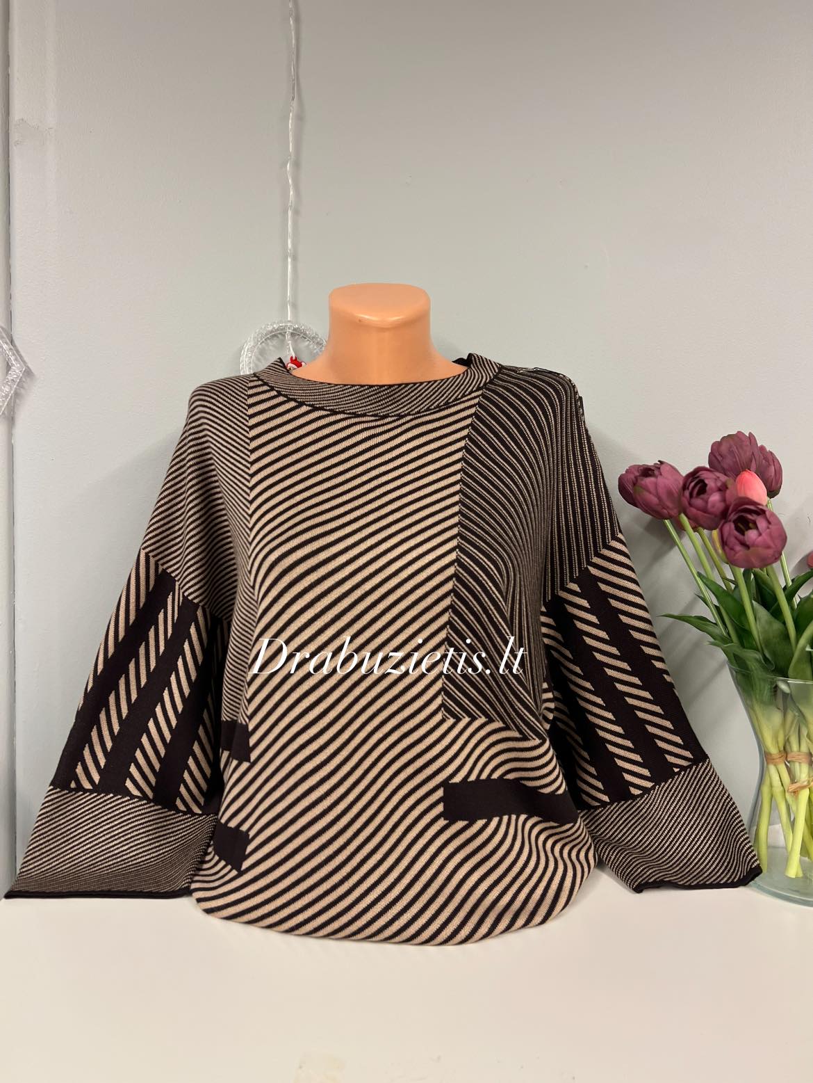 Dryžuotas rudas megztinis 56,60 dydžiai