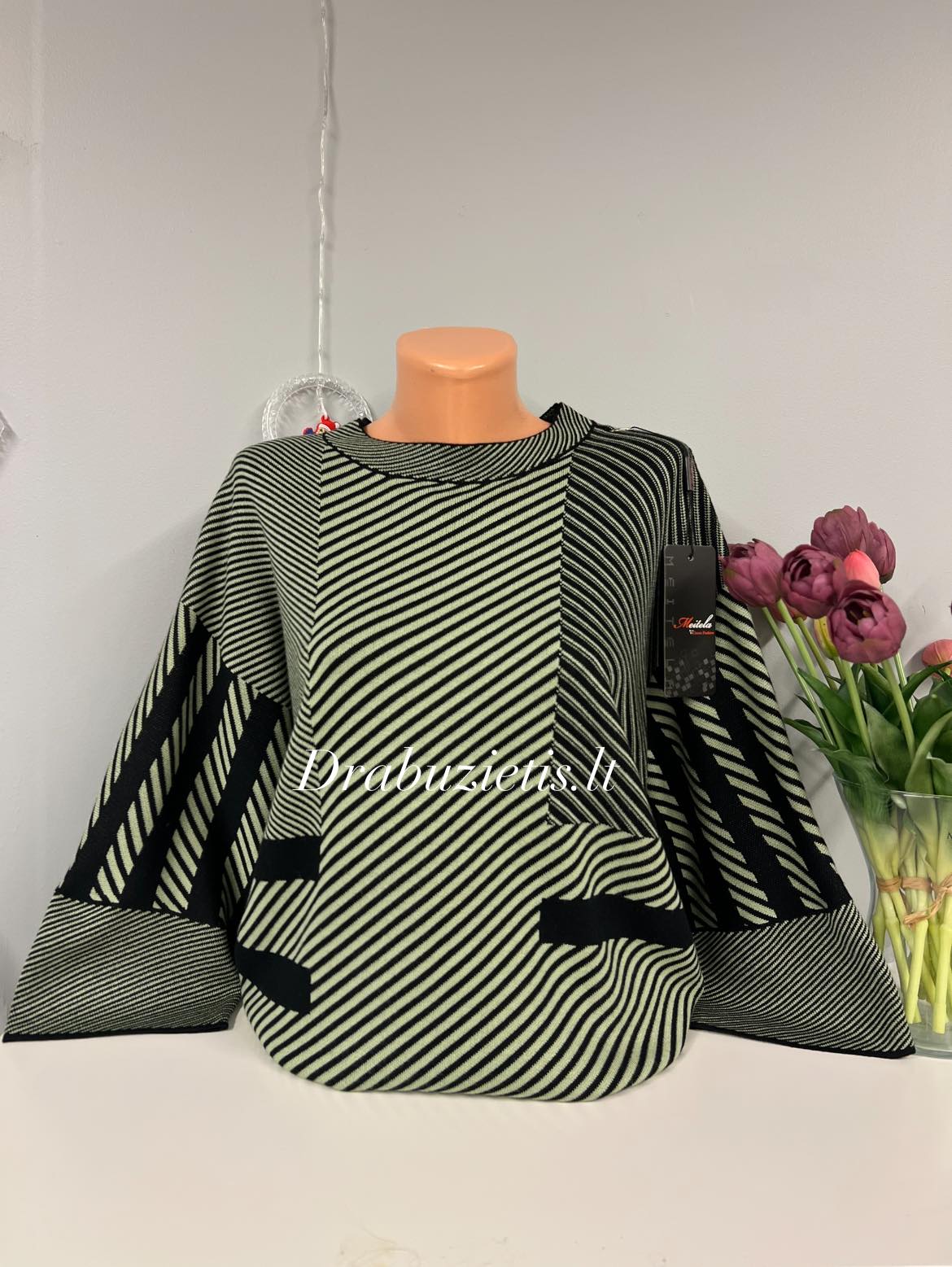 Dryžuotas žalias megztinis 56,60 dydžiai