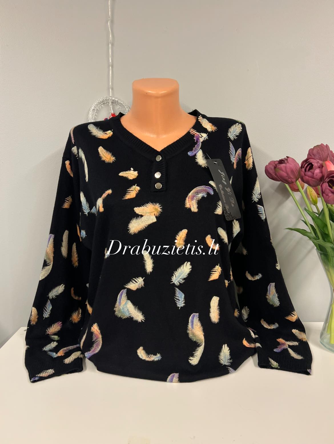 Juodas megztinis ,,Plunksna,, krūtinei iki 115cm